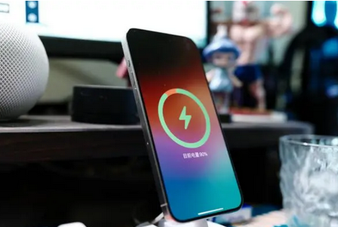 建瓯苹果15换屏服务分享用什么充电器给iPhone15充电更好 